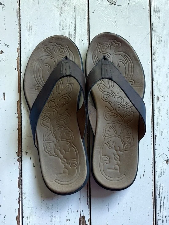 b.o.c Born Concept Brown Leather Flip Flop Sandals Womens Size 7M Comfort Floral - Picture 1 of 6